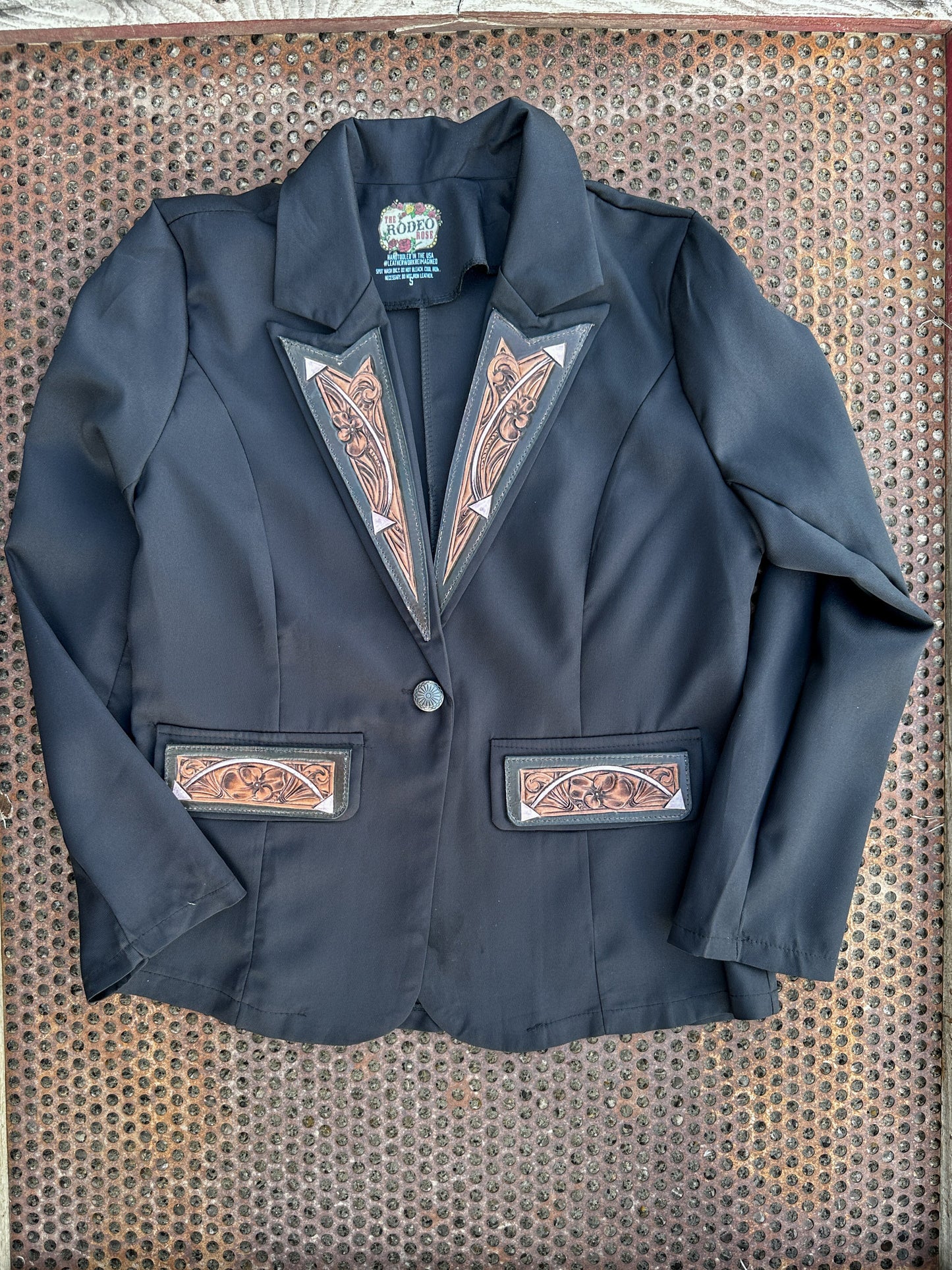Arrow hand tooled lapel blazer in black